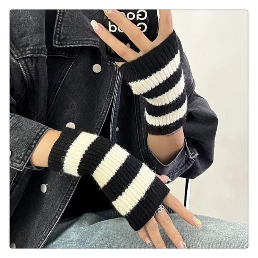 Аксессуары в стиле Y2k: Теплые – обзор и цена Fingerless Glove Knit
